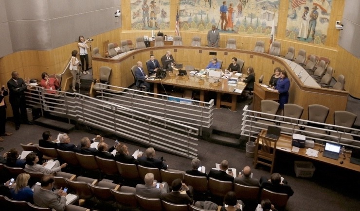 Perempuan AS Lempar Cairan seperti Darah ke Anggota Senat saat Sidang