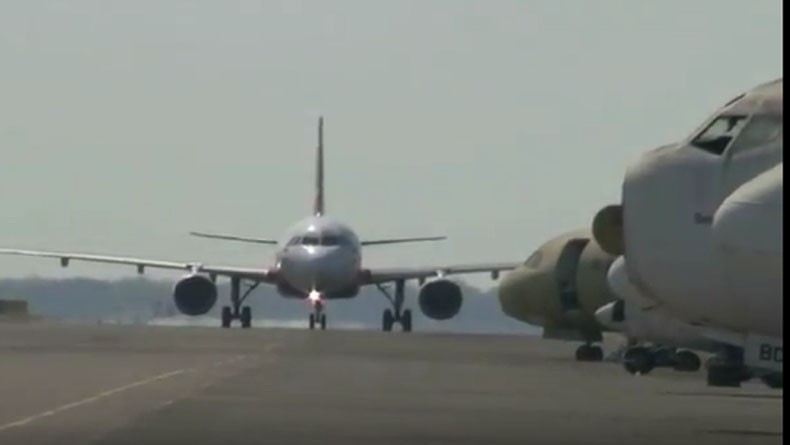 Pesawat Latih TNI AL Tergelincir di Bandara Juanda, 9 Penerbangan Dialihkan