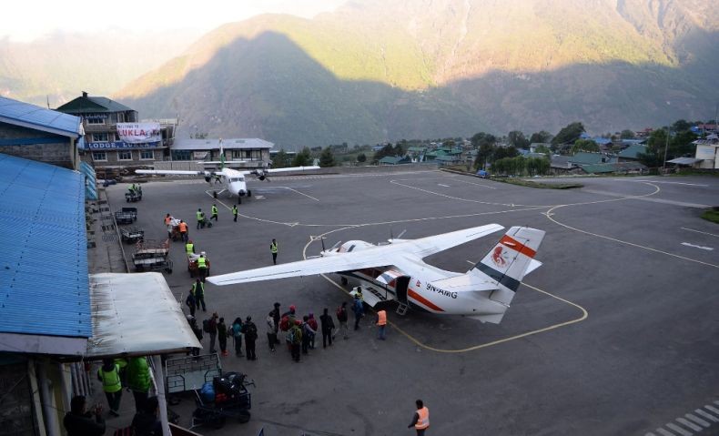 300 Turis Terjebak 4 Hari di Bandara Dekat Gunung Everest akibat Cuaca Buruk