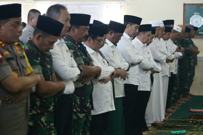 Jokowi Salat Minta Hujan Sebelum Tinjau Kebakaran Hutan di Riau
