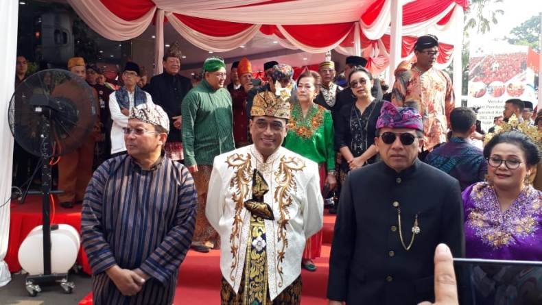 Gaya Menhub Pakai Baju Adat Bali pada Hari Perhubungan Nasional