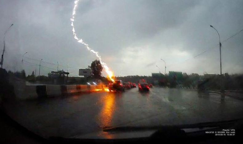 Terekam Kamera, Mobil Disambar Petir 2 Kali saat Berhenti di Lampu Lalu Lintas
