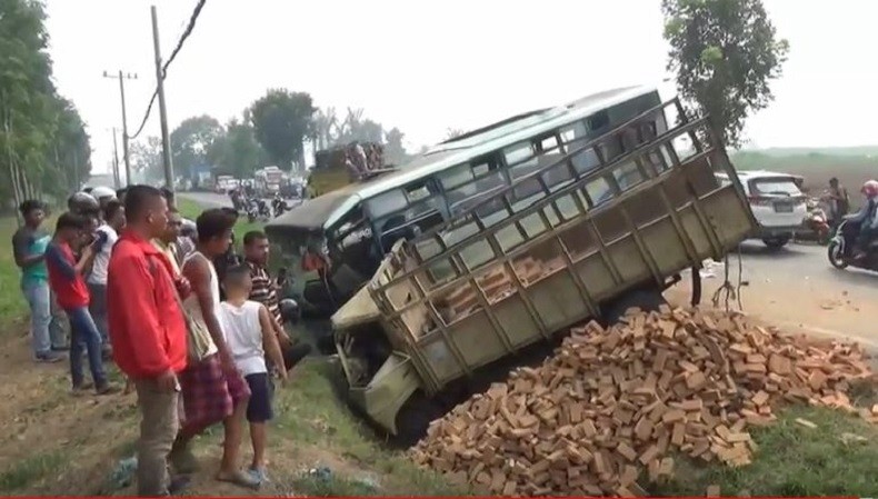Bus Ugal-Ugalan Tabrak Truk di Simalungun, Sopir Bus Kabur