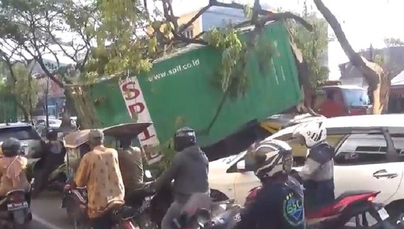 Truk Kontainer Tabrak Pembatas Jalan dan Tersangkut Pohon di Makassar