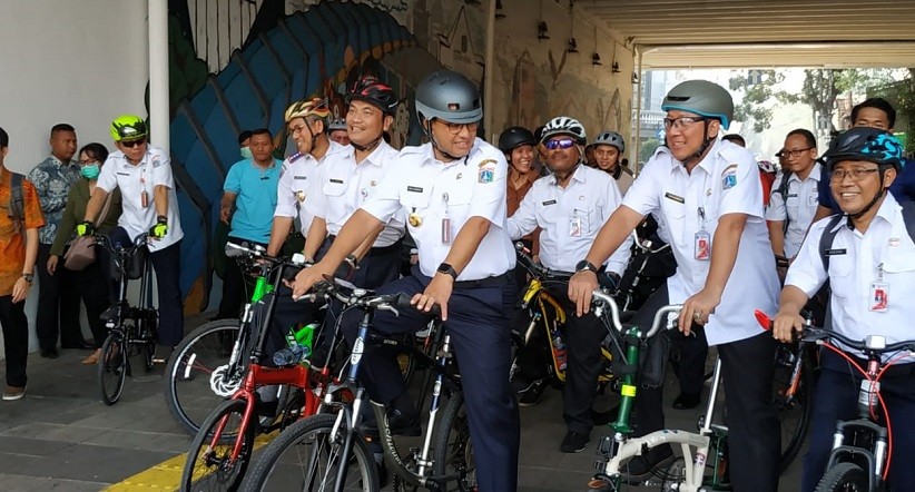 Berpakaian Dinas, Anies Jajal Jalur Sepeda dari Velodrome ke Balai Kota