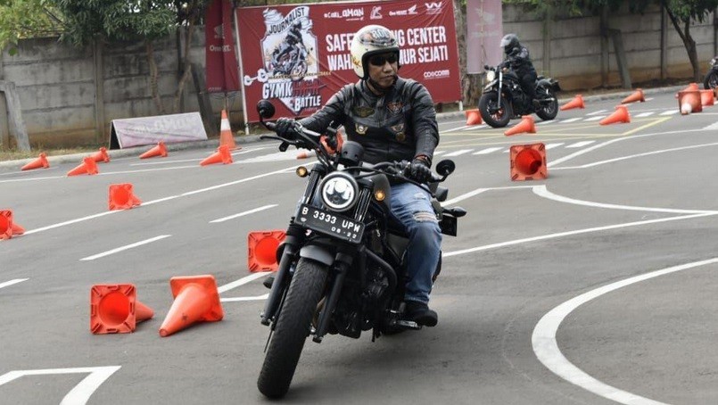 Cara Naik Moge Beda dengan Sepeda Motor Biasa, Bagaimana bila Terjatuh?