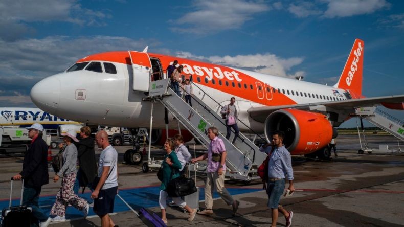 Pasangan Ayah dan Anak Ditangkap Polisi karena Mengejar Pesawat di Landasan Pacu