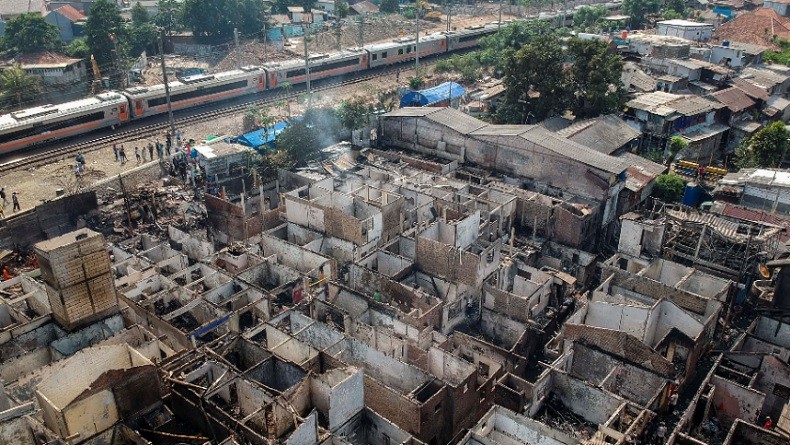 Ibu-Ibu Korban Kebakaran di Jatinegara Pingsan saat Melihat Rumahnya Hangus