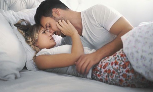 Apakah Bercinta Bisa Menularkan Corona? Cek Faktanya