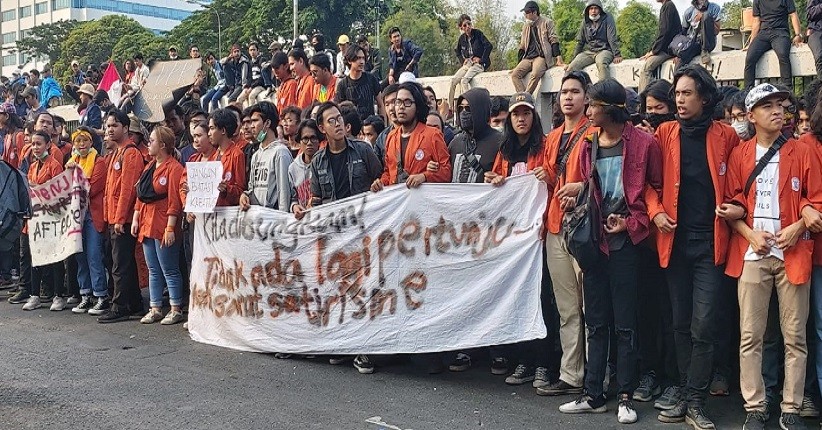 Tolak RKUHP dan Revisi UU KPK, Mahasiswa Gelar Aksi Massa di Depan Gedung DPR