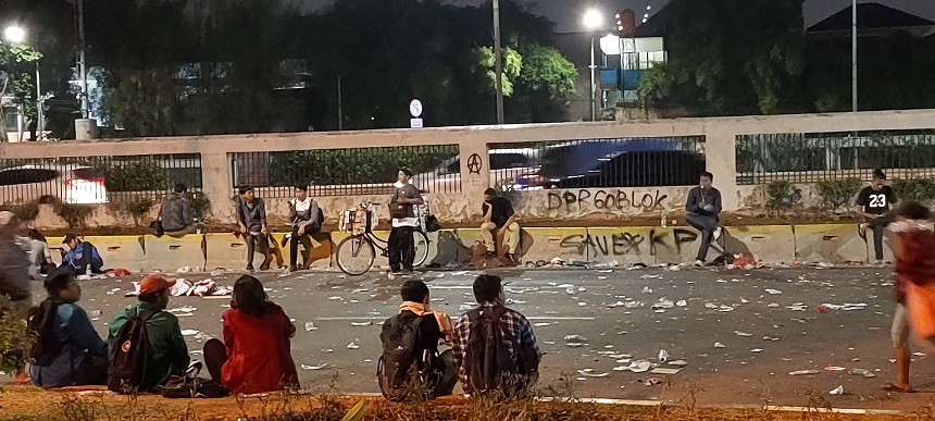 Sebagian Mahasiswa Bermalam di Depan DPR, Demonstrasi Berlanjut Besok