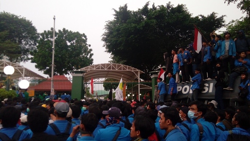 Tidak Hanya di Depan, Pintu Belakang DPR Juga Dikepung Mahasiswa