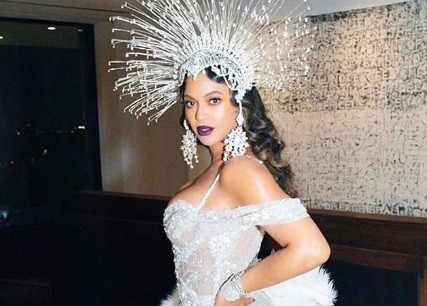 Beyonce Pakai Mahkota Rancangan Rinaldy A Yunardi, Mirip Syahrini?