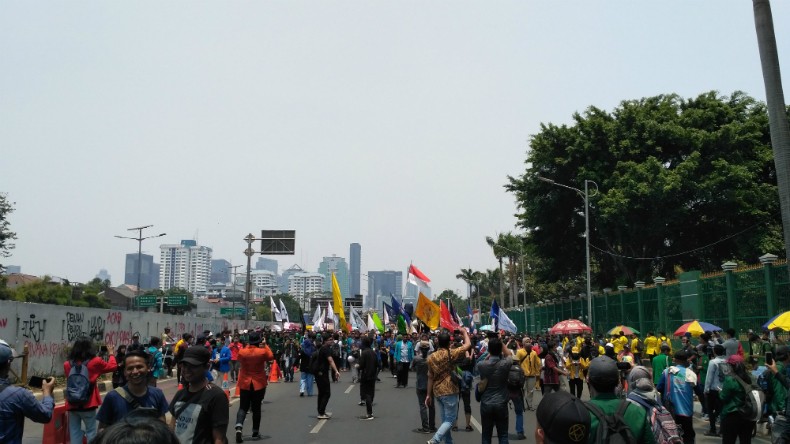 Ribuan Mahasiswa Merapat ke Depan Gedung DPR