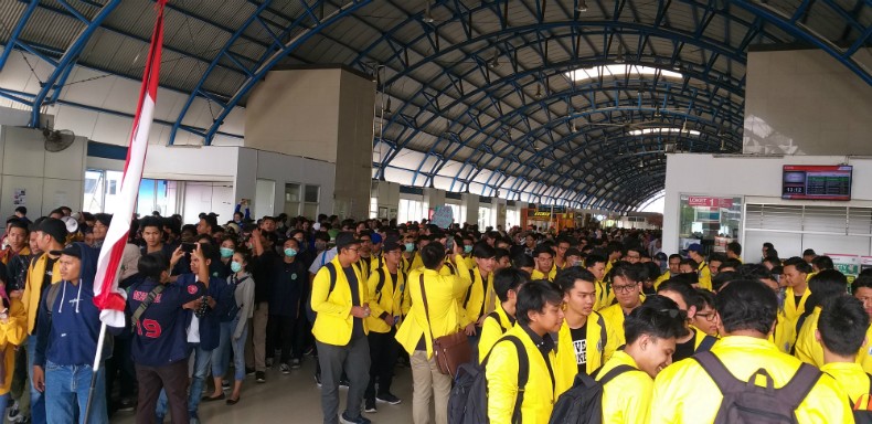 Stasiun Palmerah Dipenuhi Ribuan Mahasiswa dari BEM se-Jabodetabek