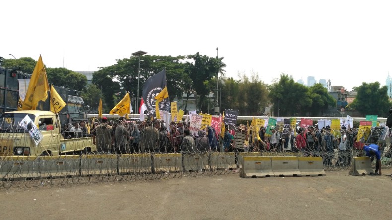 Sambut Demonstrasi Belasan Ribu Mahasiswa, Polisi Pasang Kawat Berduri di DPR