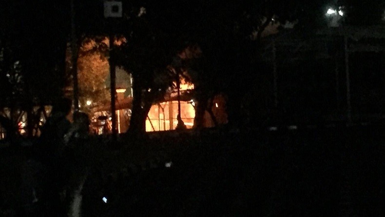 Demonstran Melawan, Pos Polisi Palmerah dan Perempatan Slipi Turut Dibakar