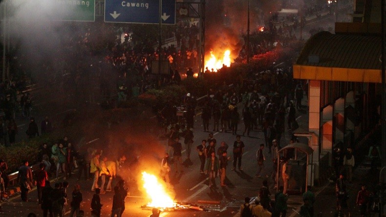 Kerangka Kendaraan Terbakar usai Demo Mahasiswa Masih Tergeletak di Tepi Jalan