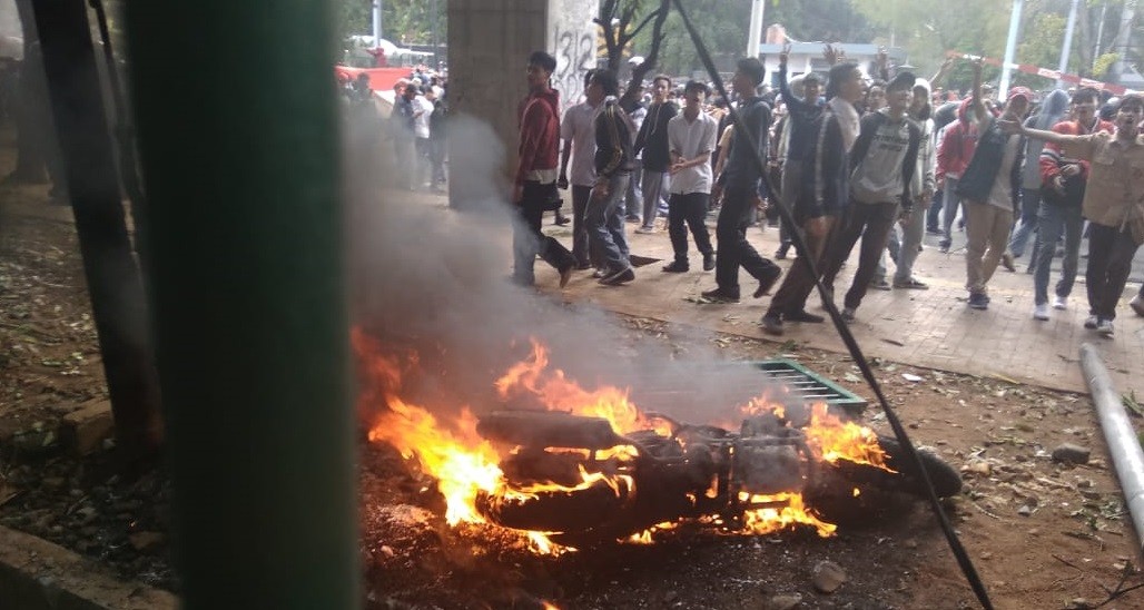 Sepeda Motor Milik Wartawan Okezone Dibakar Massa saat Kericuhan di DPR