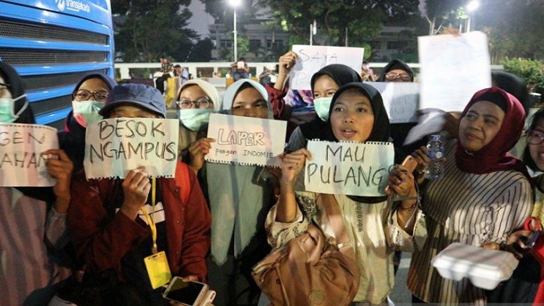 Terjebak 4 Jam di Slipi, Penumpang Transjakarta Protes Para Pendemo