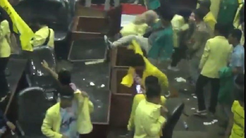 Ribuan Mahasiswa Obrak-Abrik Gedung DPRD Sumbar, Banyak Fasilitas Dirusak     