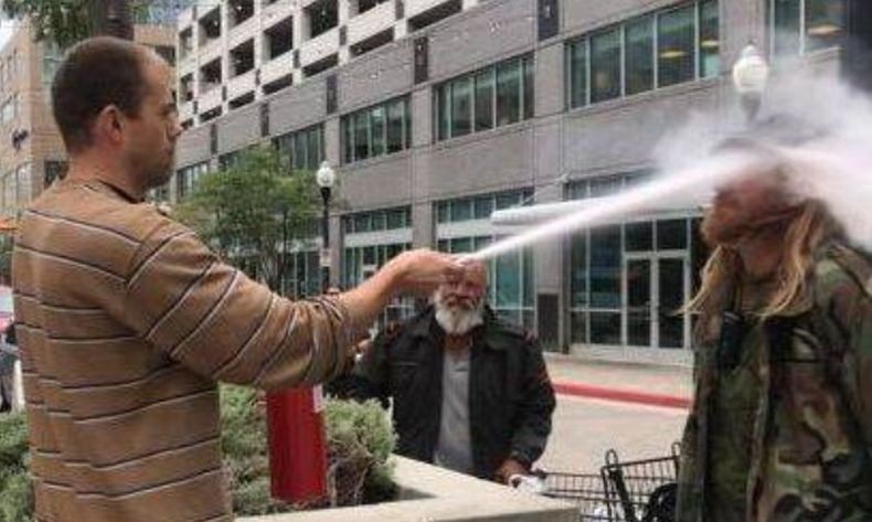 Viral, Pria Disemprot Cairan Pemadam Kebakaran karena Menolak Berhenti Merokok