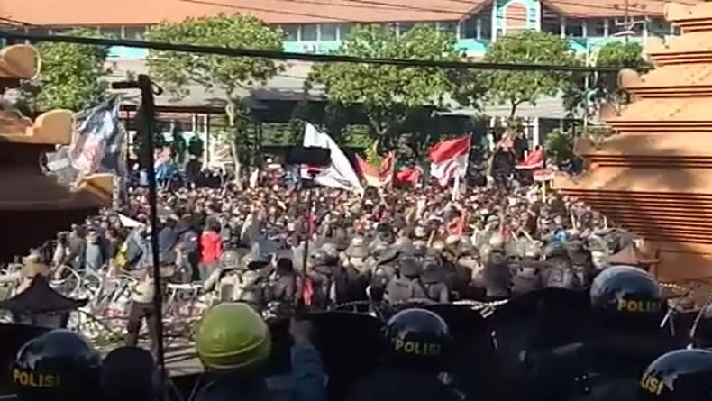 Demo Surabaya Ricuh, Kapolda dan Pimpinan DPRD Jatim Dievakuasi