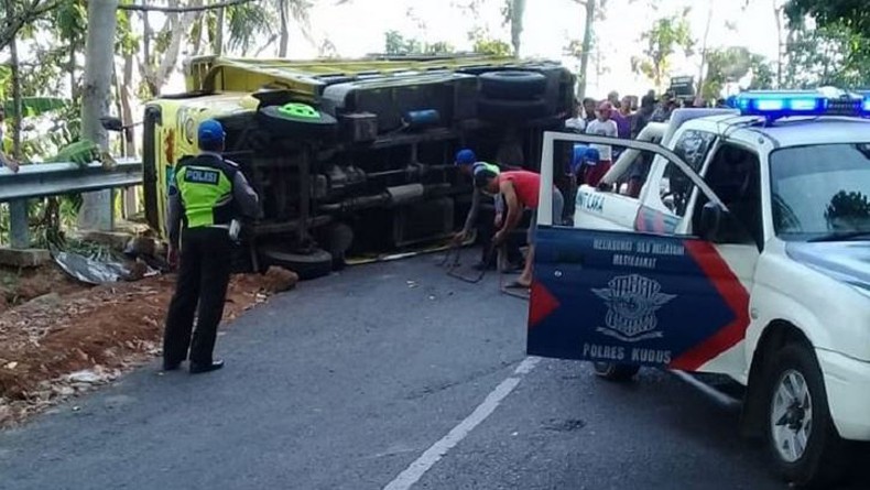 Pulang Ziarah Makam Sunan Muria, Truk Bawa 43 Siswa MTs dan MA Terguling di Kudus