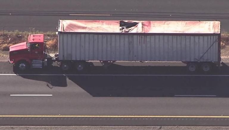 Truk Trailer Ditinggal Begitu Saja di Pinggir Jalan, di Dalamnya Ternyata Ada 153 Orang