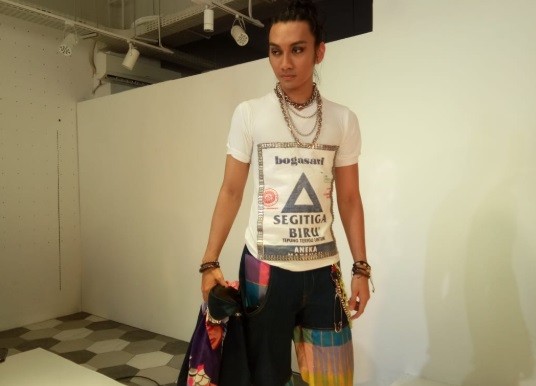 New York Fashion Week, Maggie Hutauruk Eddy Olah Karung Tepung Jadi Baju Keren
