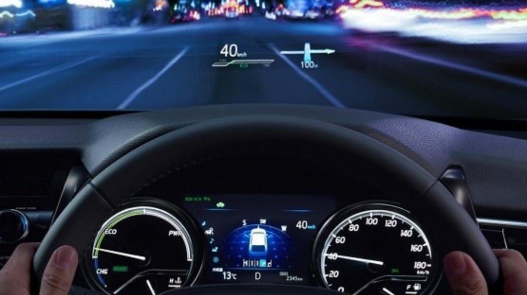 Kecanggihan Head-Up Display Toyota Camry Hybrid Bantu Pengemudi