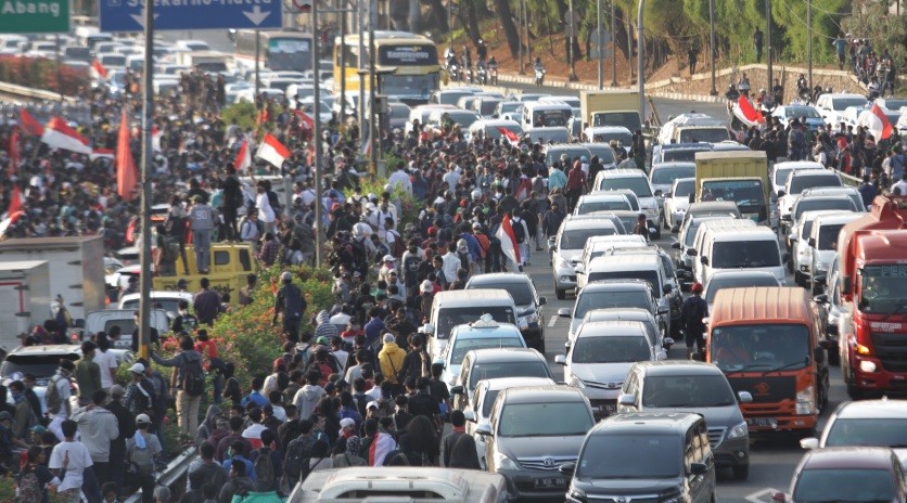 Demonstran Terus Berdatangan, Jalan Tol di Depan Gedung DPR Ditutup