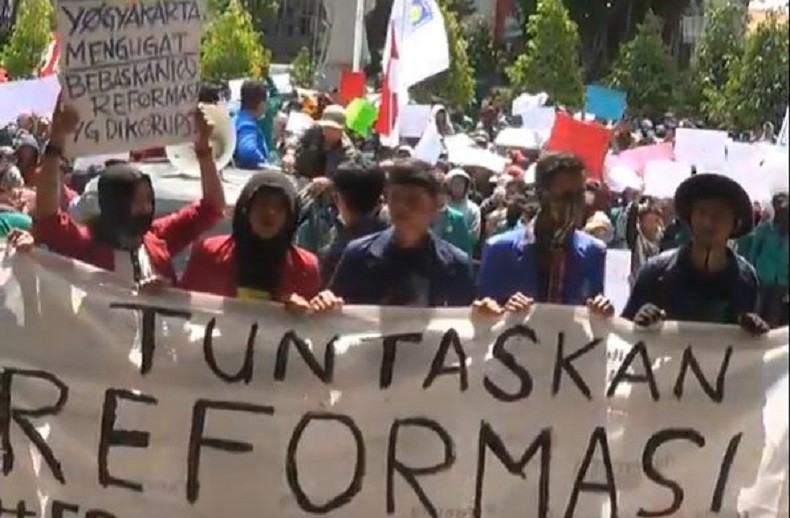 Demo Mahasiswa di DPRD Yogyakarta Sempat Ricuh saat Lakukan Sweeping ke dalam Gedung