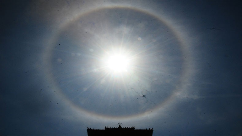 Fenomena Halo Matahari Hiasi Langit Kudus, Warga Beramai-Ramai Mengabadikannya