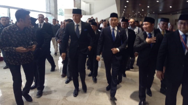 AHY Dampingi Ibas di Pelantikan Anggota DPR Periode 2019-2024