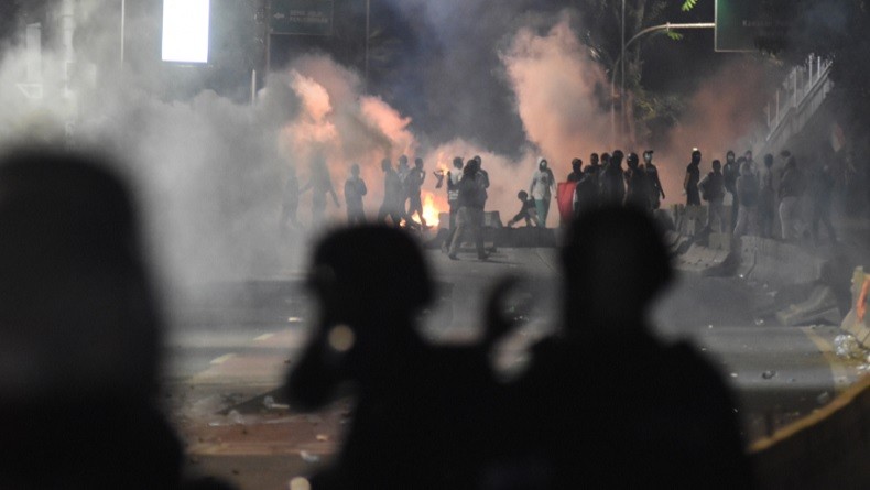 Ambulans DKI Hilir Mudik Bawa Pendemo Terluka ke RSAL Mintohardjo