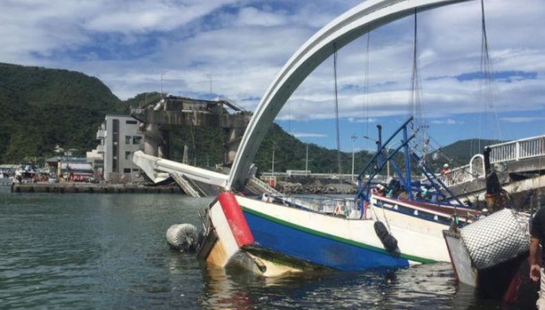 Jembatan Beton Ambruk Timpa Perahu Nelayan di Taiwan, Beberapa Orang Hilang