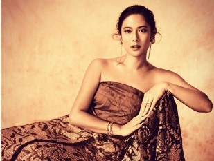 Pesona Dian Sastrowardoyo dalam Balutan Kain Batik