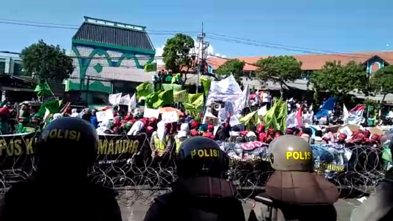 Demo di DPRD Jatim Damai, Ini 4 Tuntutan Buruh di Surabaya