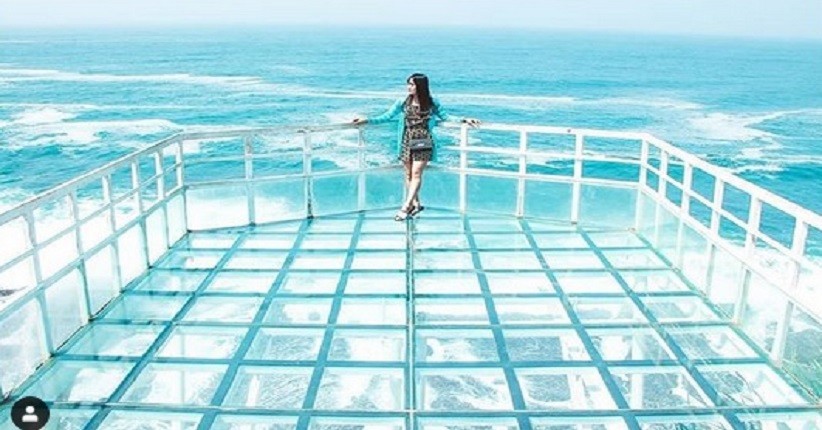 Wisata Instagramable Yogyakarta, Asyiknya Selfie di Teras Kaca Pantai Nguluran
