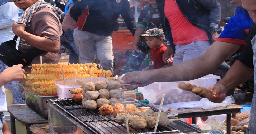 HUT Ke-74 TNI, Pedagang Asongan Ketiban Berkah