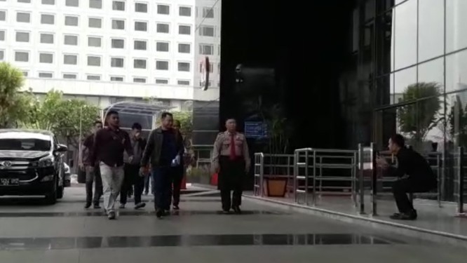 Senyum Bupati Lampung Utara saat Menginjakkan Kaki di Kantor KPK