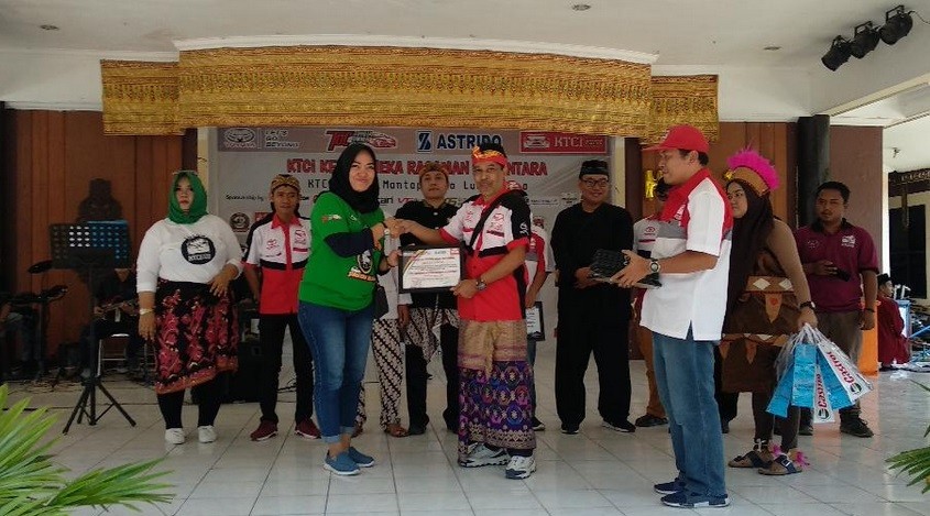 Rayakan HUT Ke-3, Komunitas Toyota Calya Pakai Baju Adat