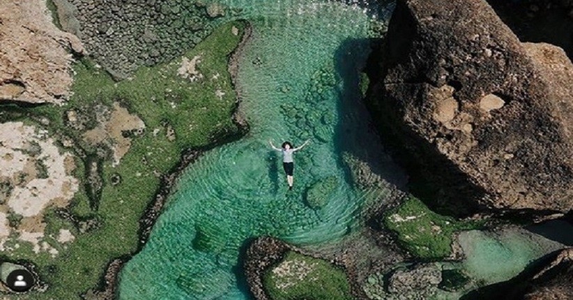 Indahnya Pantai Kedung Tumpang, Mirip Kolam Alami Dikelilingi Karang Eksotis