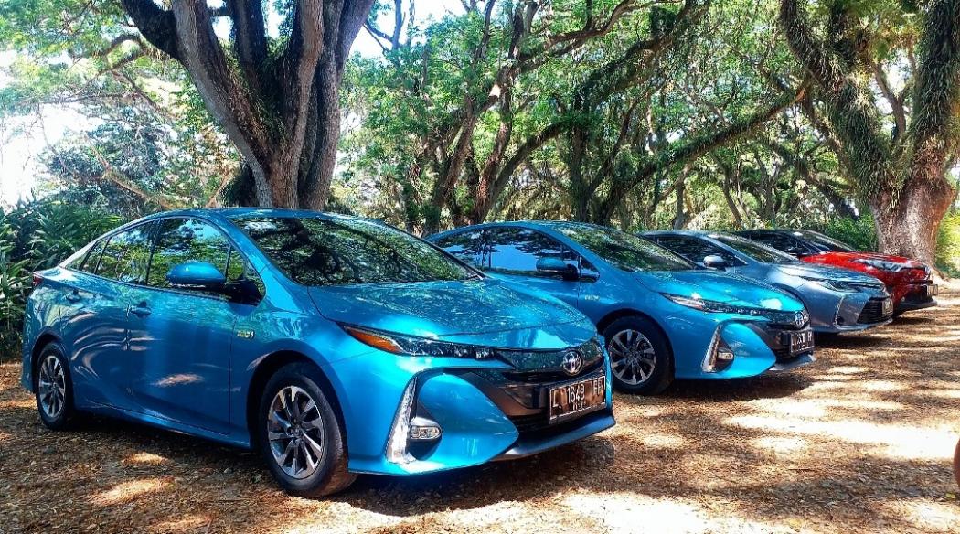 Toyota Perkenalkan Keunggulan 5 Mobil Hybrid Perjalanan Banyuwangi-Bali