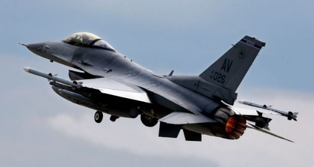 Jet Tempur AS Jatuh saat Pelatihan di Jerman, Pilot Terlontar