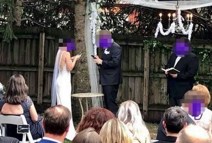 Duh, Pasangan Pengantin Diejek karena Update Status Facebook saat Upacara Pernikahan