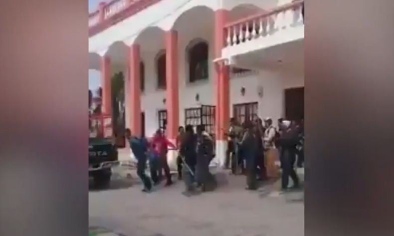 Wali Kota di Meksiko Diseret Pakai Mobil oleh Petani karena Tak Penuhi Tuntutan