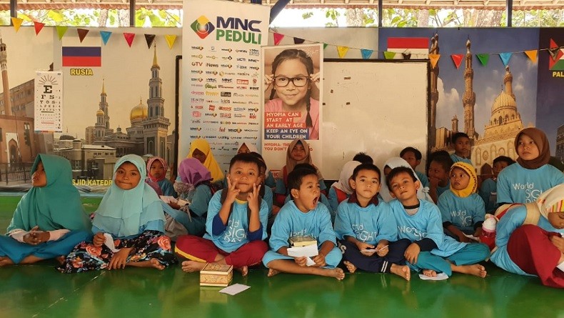 MNC Peduli Beri Kacamata Gratis ke Ratusan Siswa Sekolah Alam Bantargebang