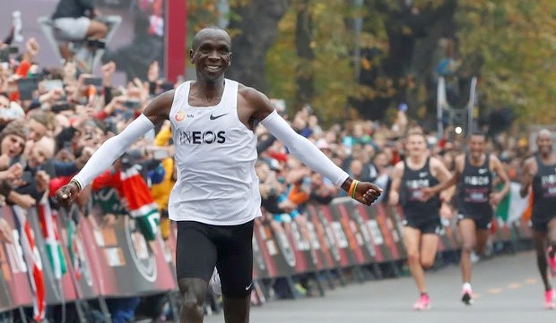 Pelari Kenya Kipchoge Cetak Sejarah, Selesaikan Maraton di Bawah 2 Jam